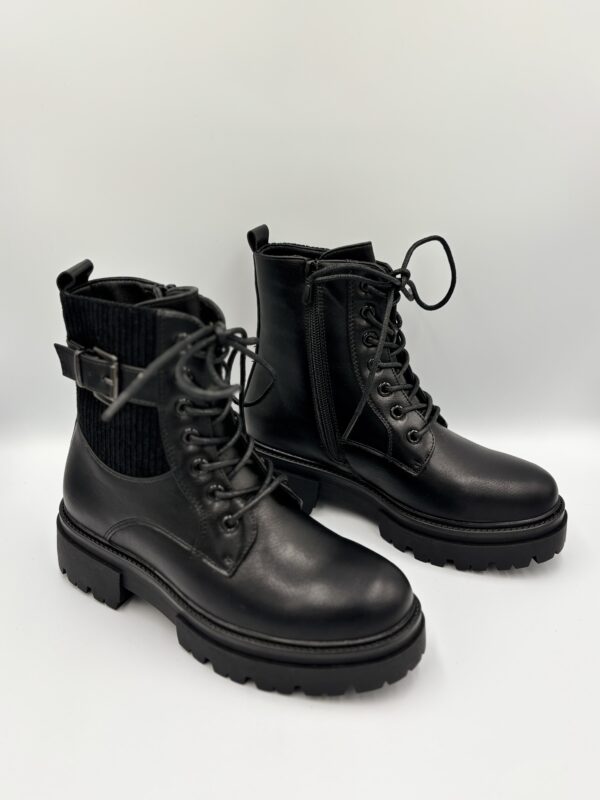 Botki damskie z ozdobną klamrą