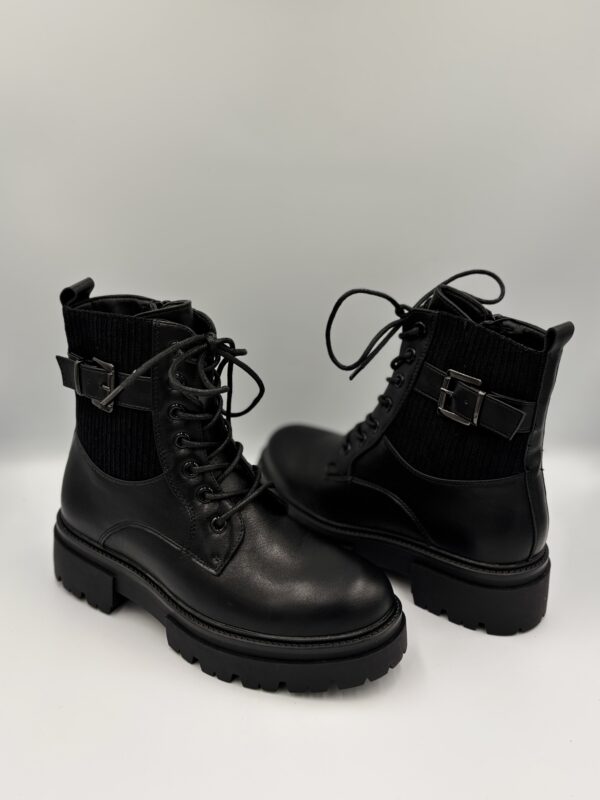 Botki damskie z ozdobną klamrą