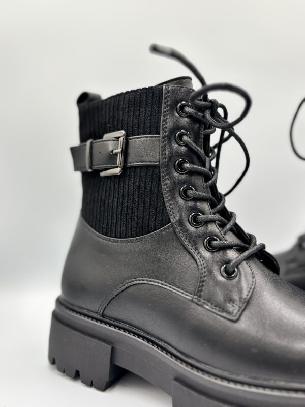 Botki damskie z ozdobną klamrą