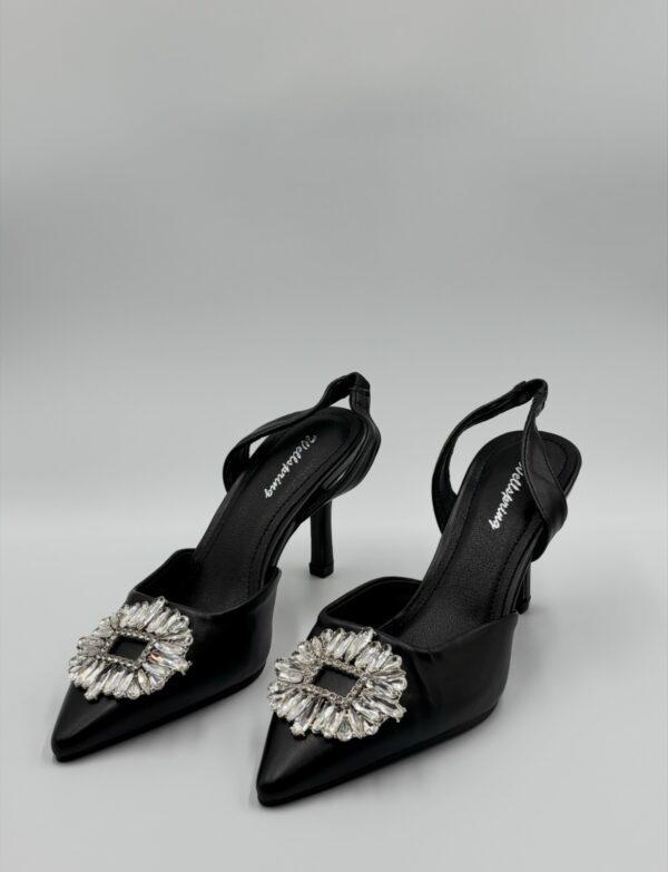 Czółenka damskie z ozdobną klamrą