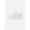 Białe sneakersy damskie na platformie VICES